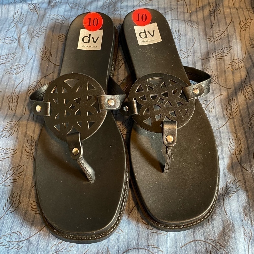 Dolce vita Cordell laser cut thong medallion sandals 10